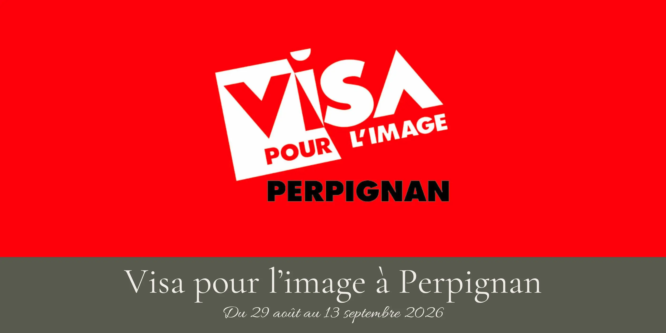 Affiche rouge et grise annonçant l'événement "Visa pour l'image" à Perpignan du 29 août au 13 septembre 2026