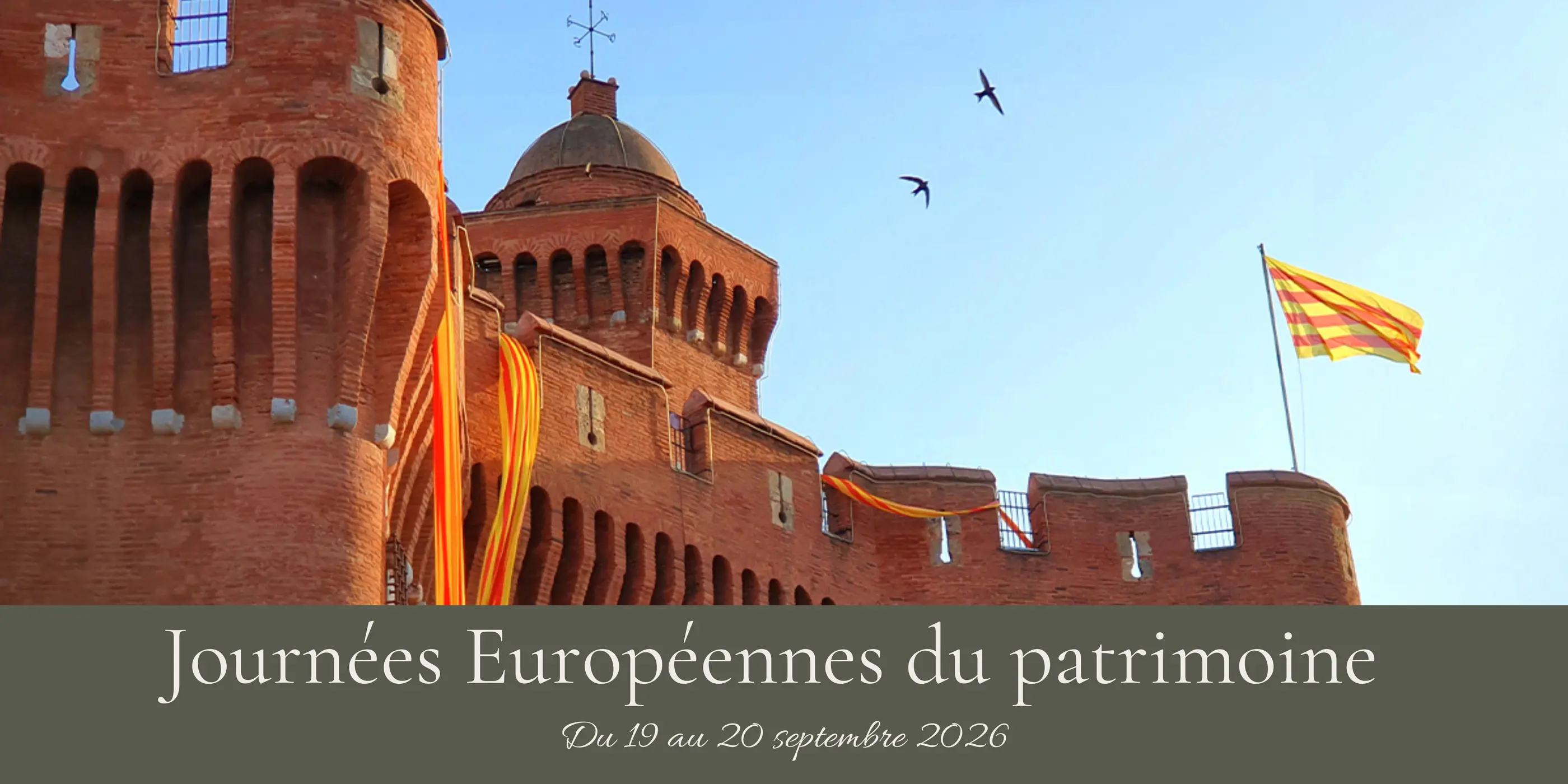 Un château en brique avec des drapeaux jaunes et rouges flottant et des oiseaux volant dans le ciel, avec le texte "Journées Européennes du patrimoine Du 19 au 20 septembre 2026" en bas
