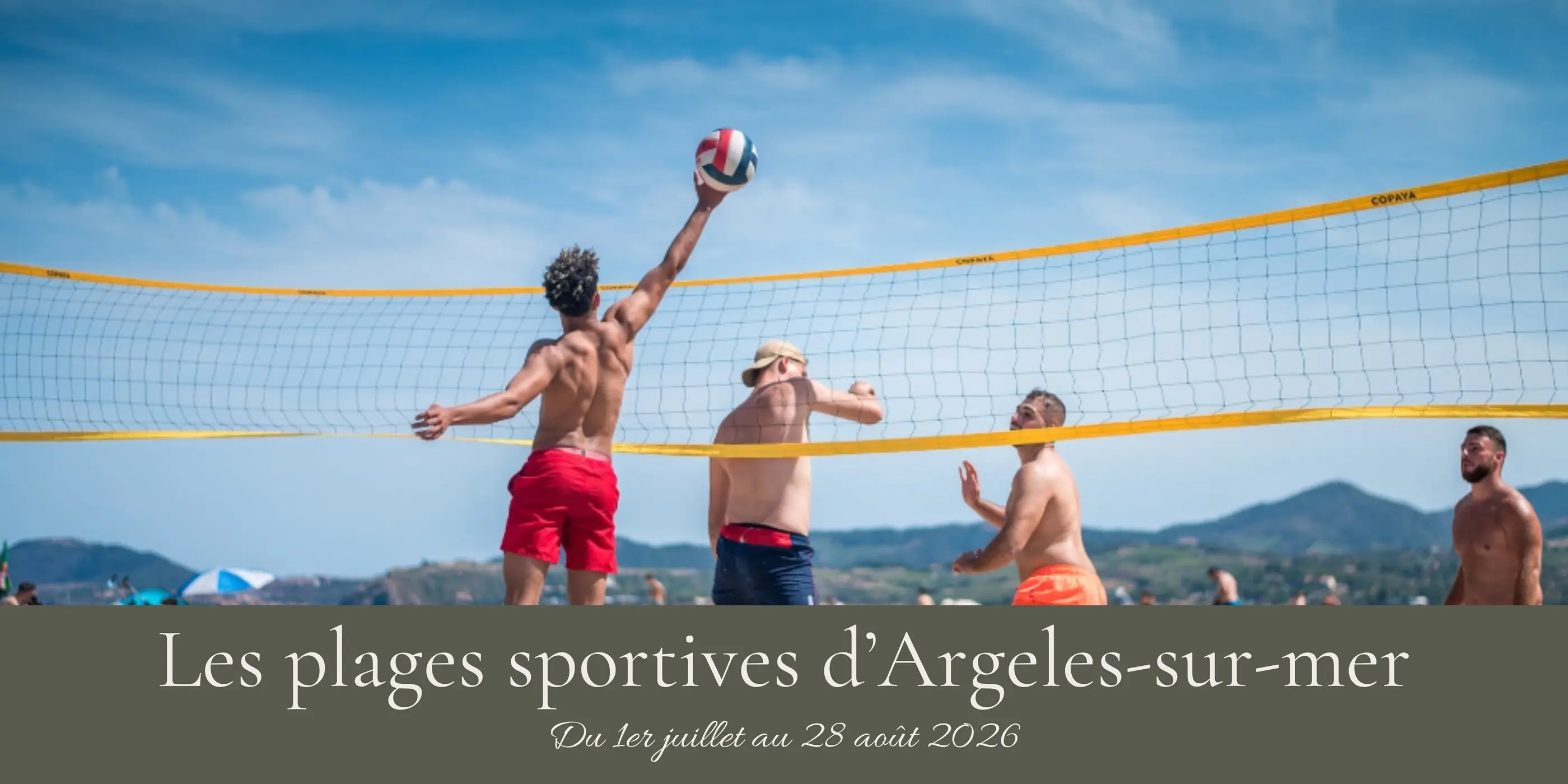 Des joueurs de beach-volley en action sur une plage avec des montagnes en arrière-plan