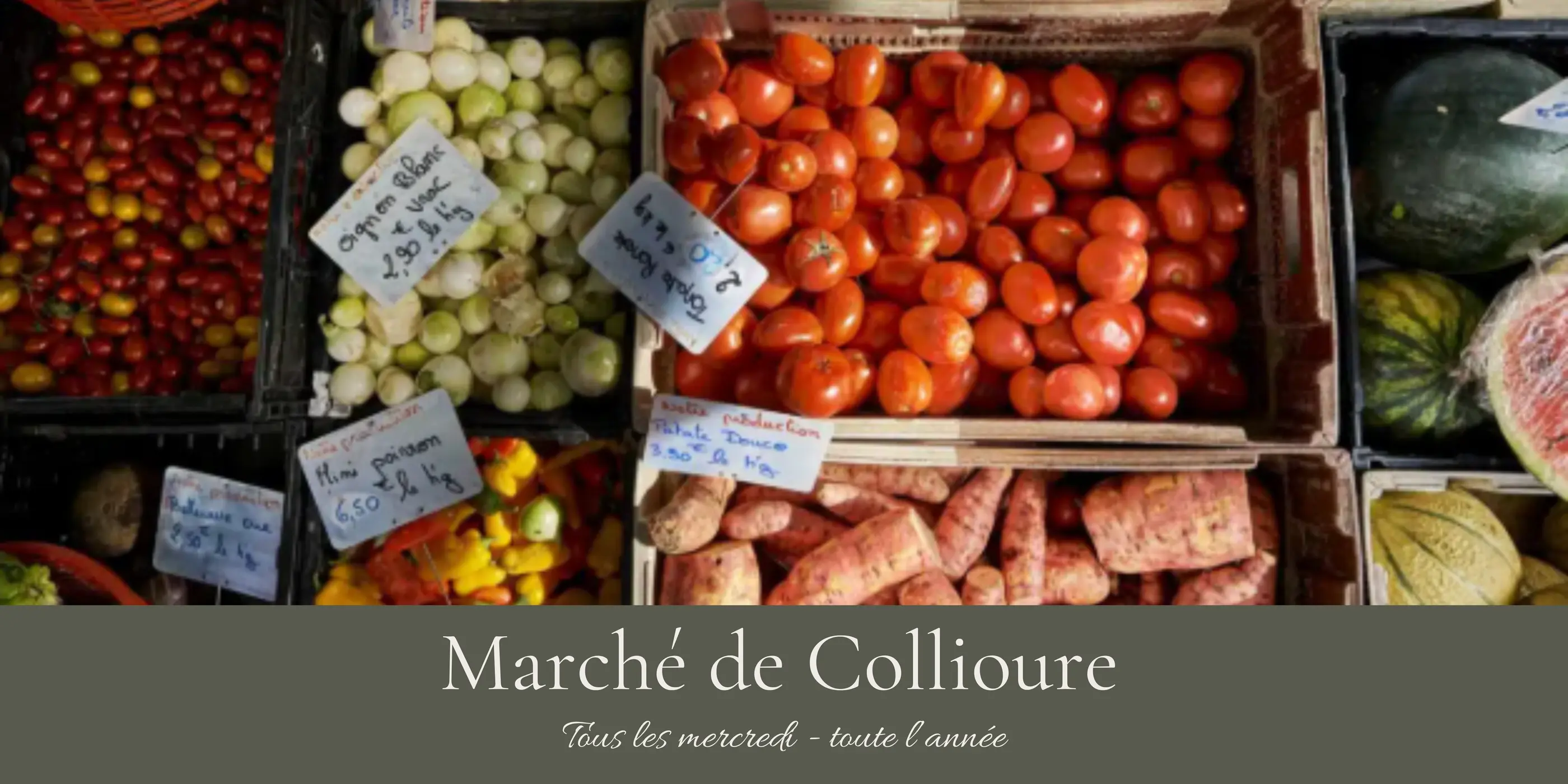 Étalage de fruits et légumes au marché de Collioure avec des étiquettes de prix