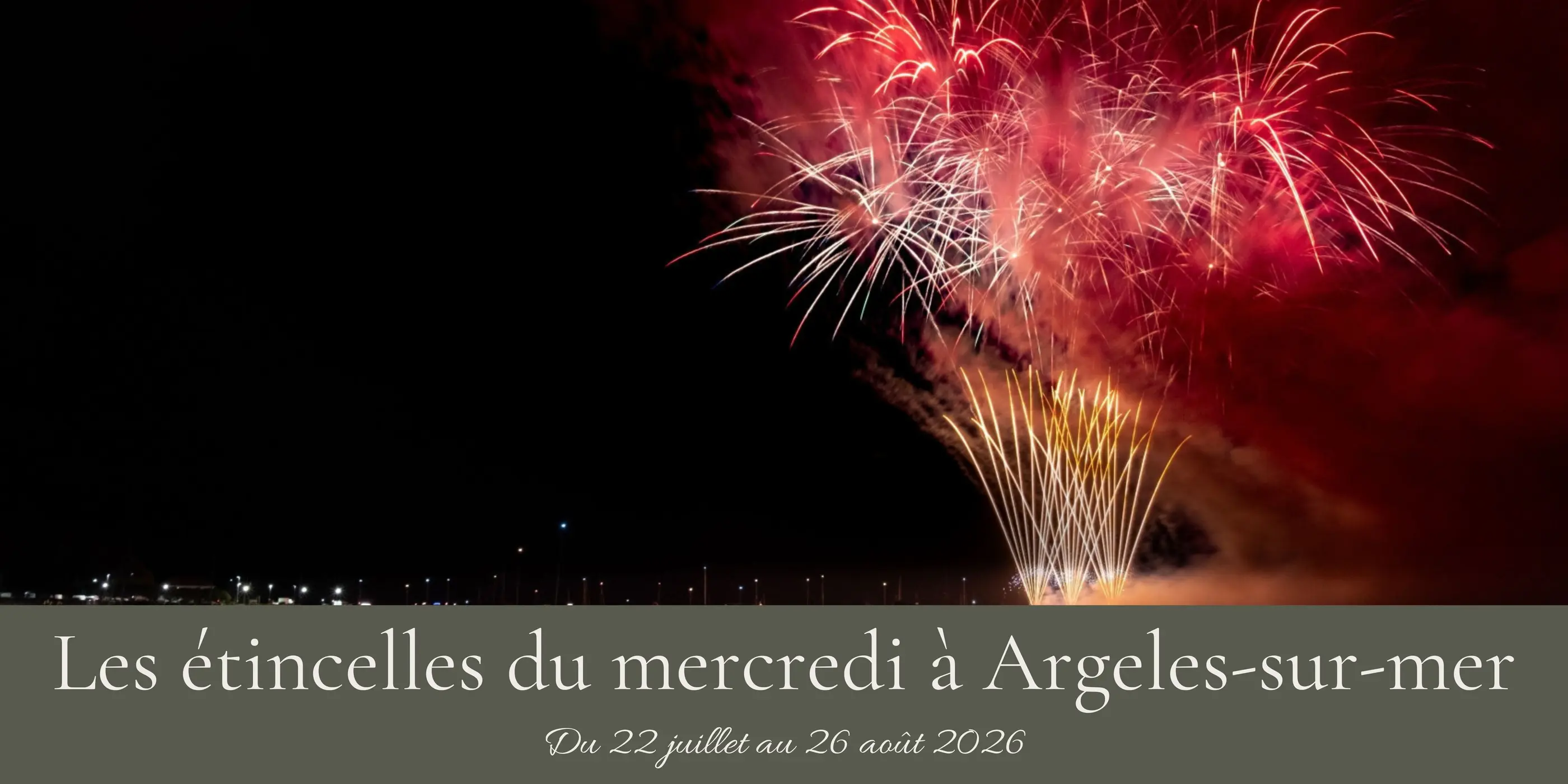 Feux d'artifice illuminant le ciel nocturne au-dessus d'une ville avec le texte "Les étincelles du mercredi à Argelès-sur-mer Du 22 juillet au 26 août 2026"