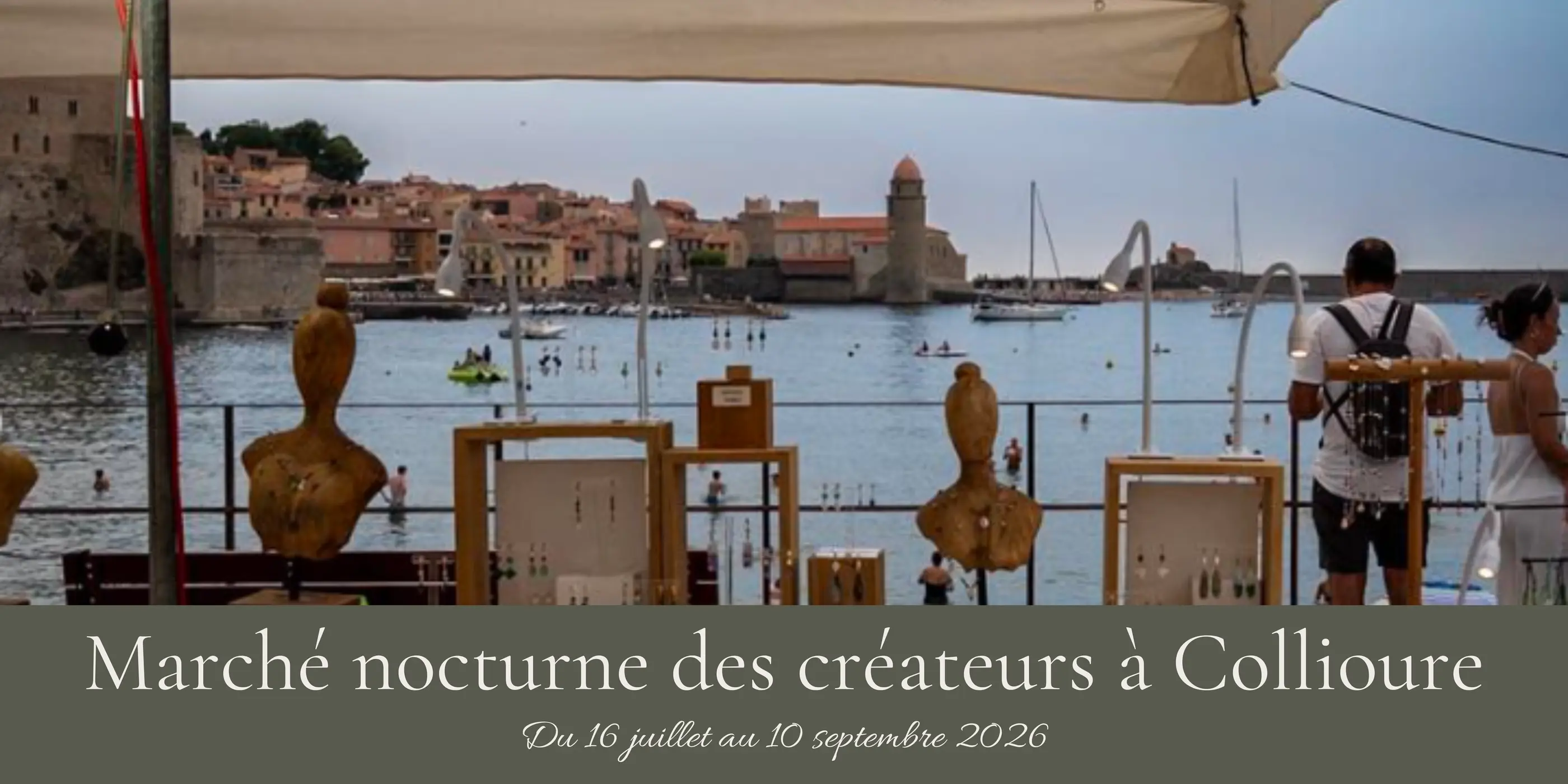 Marché nocturne des créateurs à Collioure avec des sculptures et des peintures exposées devant un paysage côtier