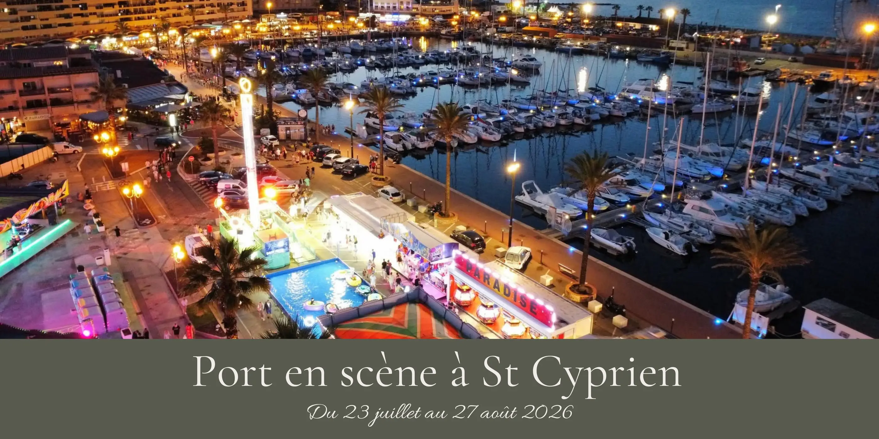 Vue nocturne d'un port animé avec des bateaux amarrés, des stands illuminés et des palmiers, affichant un événement du 23 juillet au 27 août 2026