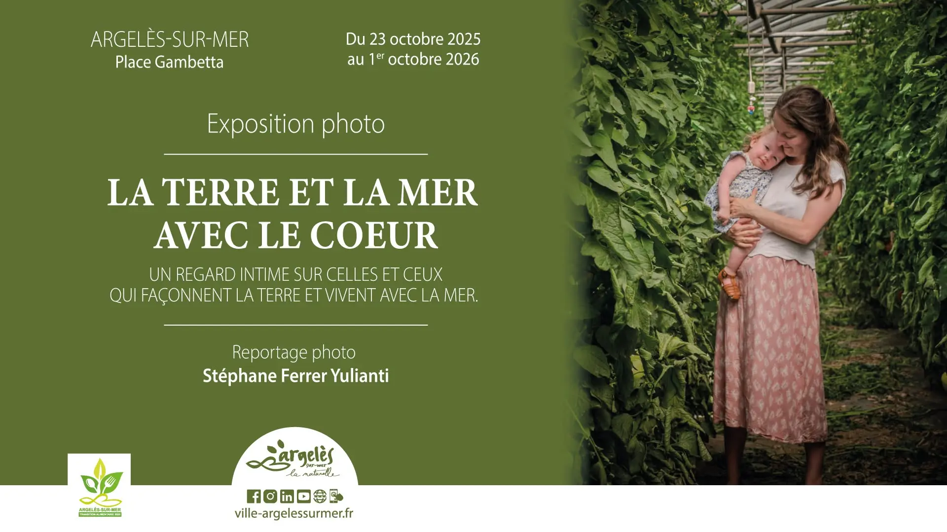Affiche d'exposition photo "La Terre et la Mer avec le Coeur" à Argelès-sur-Mer, montrant une femme tenant un enfant dans un champ de plantes vertes