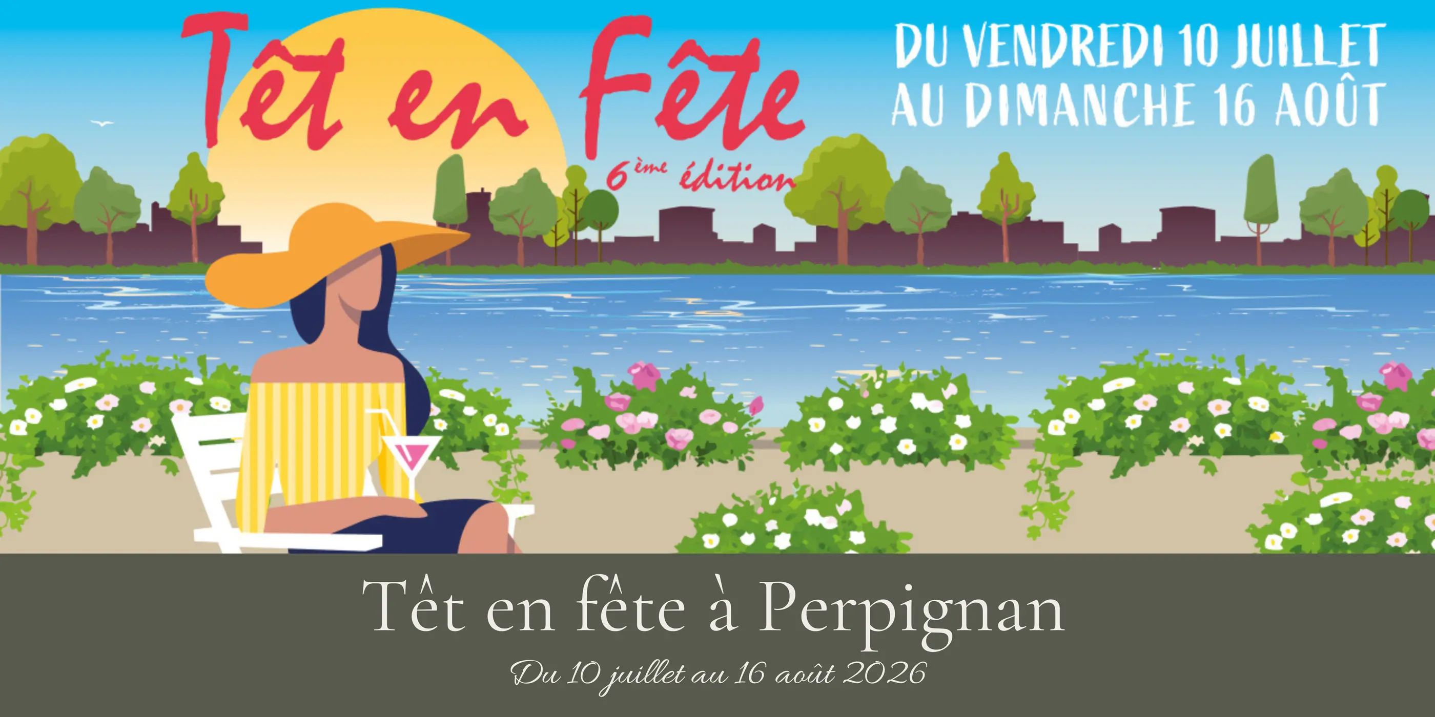 Une femme en maillot de bain et chapeau assis sur une chaise longue près d'un plan d'eau avec des fleurs, sous un ciel avec un soleil couchant et des arbres en arrière-plan
