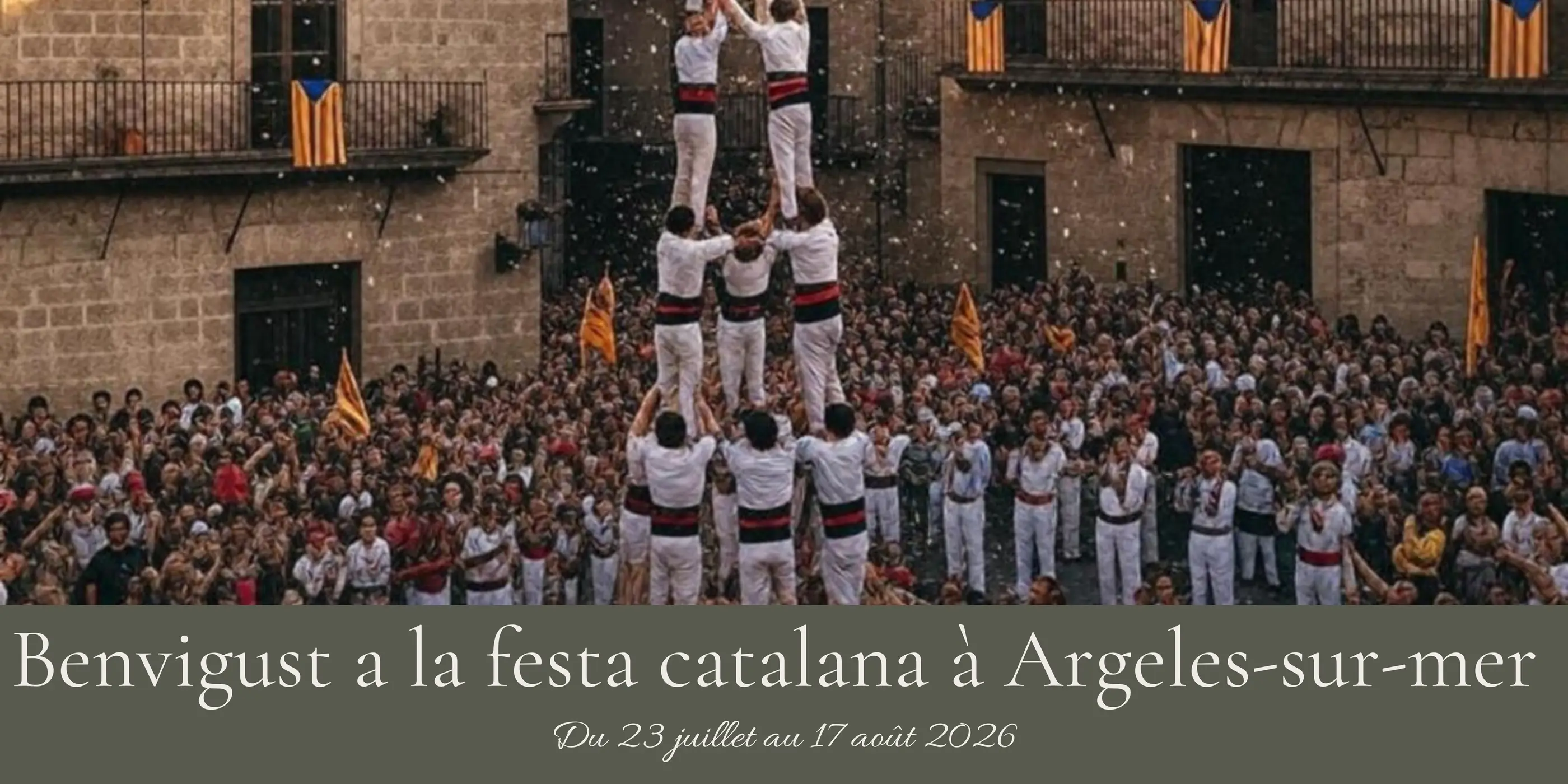Un groupe de personnes forme une tour humaine lors d'une fête catalane à Argelès-sur-Mer, avec une foule en arrière-plan