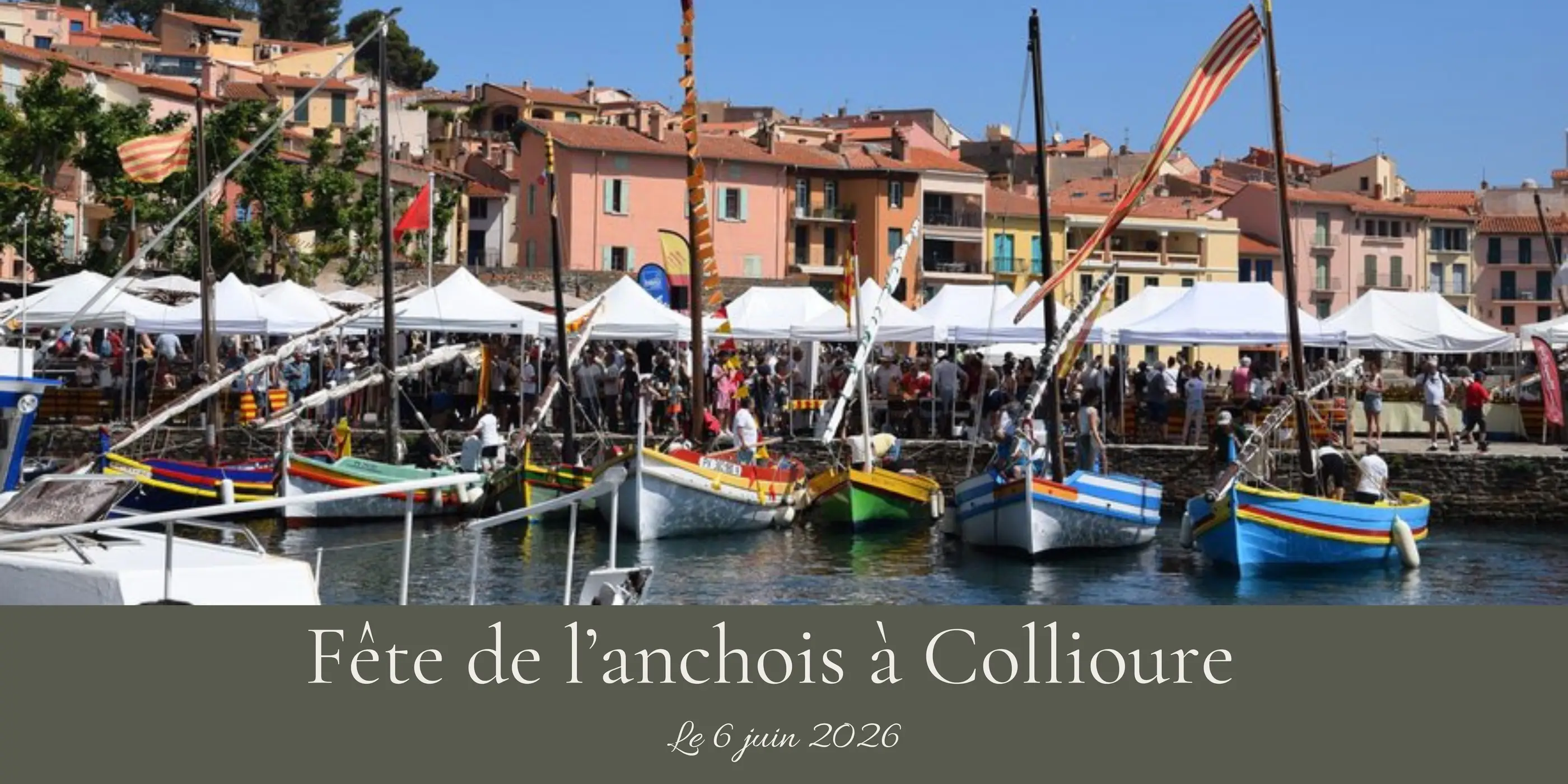 Des bateaux colorés amarrés dans un port avec des tentes blanches et des gens rassemblés pour un événement à Collioure