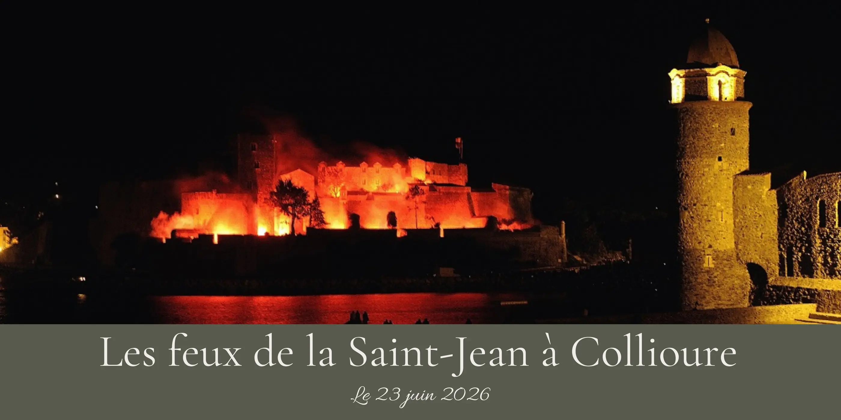 Feux d'artifice illuminant un château médiéval au bord de l'eau, avec une tour éclairée à droite