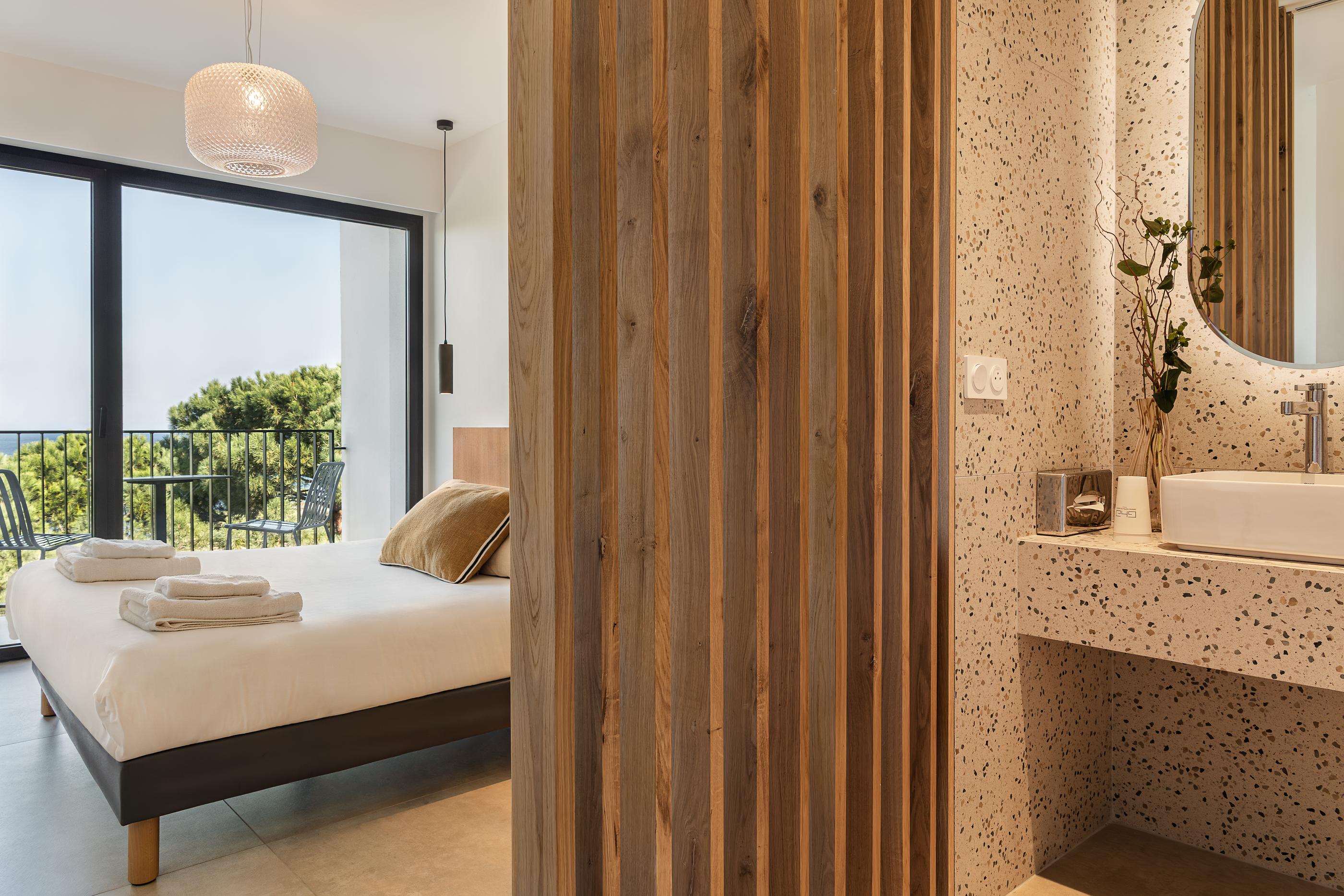 Chambre et salle de bain, vue balcon – Collioure