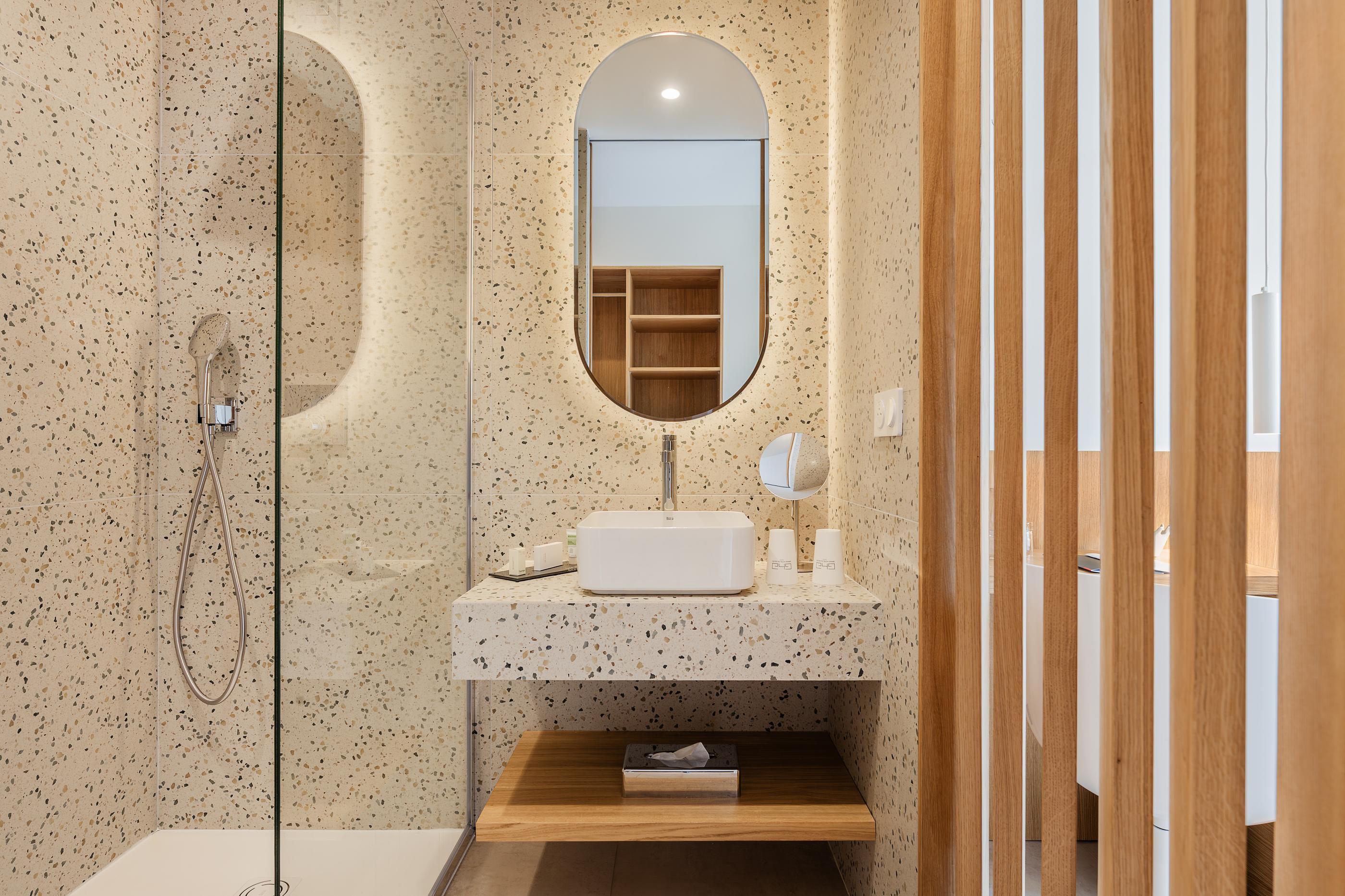 Salle de bain terrazzo et claustra – Collioure"