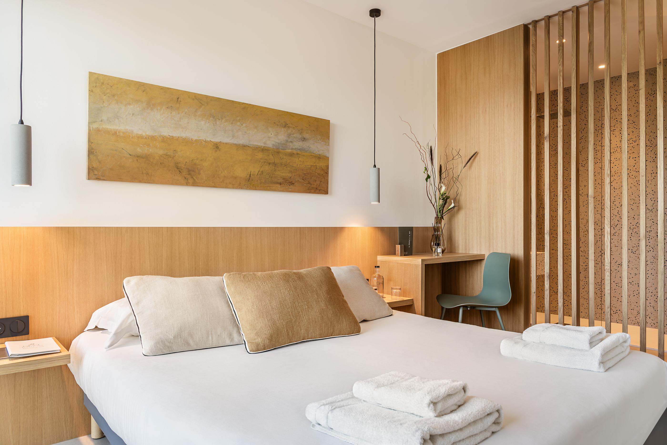 Chambre bois et claustra hôtel 4 étoiles Collioure