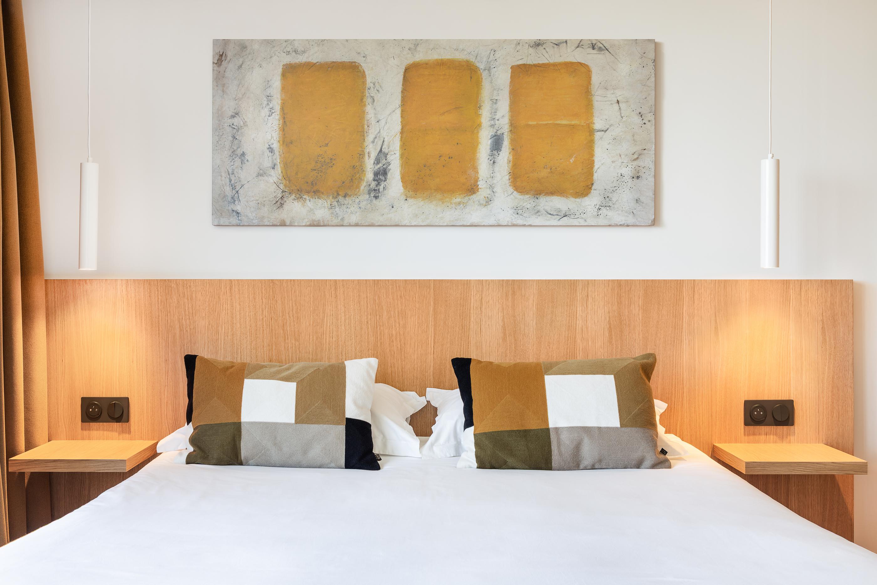 Tête de lit bois, tableau ocre – hôtel Collioure